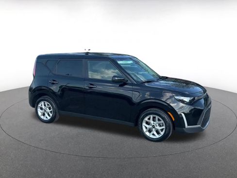 Used 2025 Kia Soul LX w/ LX Technology Package image 2