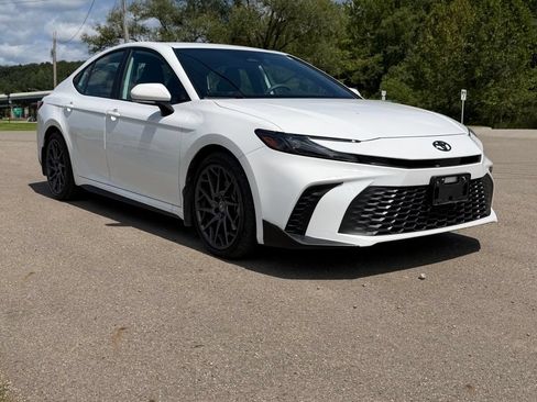 Used 2025 Toyota Camry SE w/ Convenience Package FWD image 1