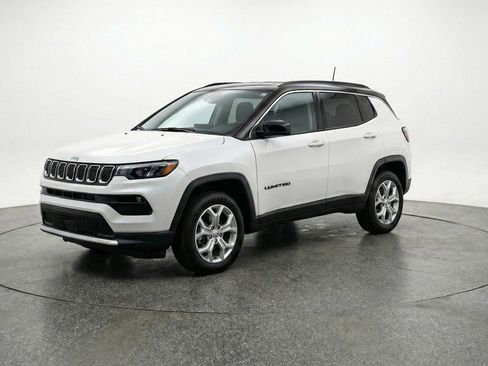 Used 2025 Jeep Compass Latitude image 3
