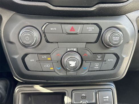 Used 2018 Jeep Renegade Latitude image 15
