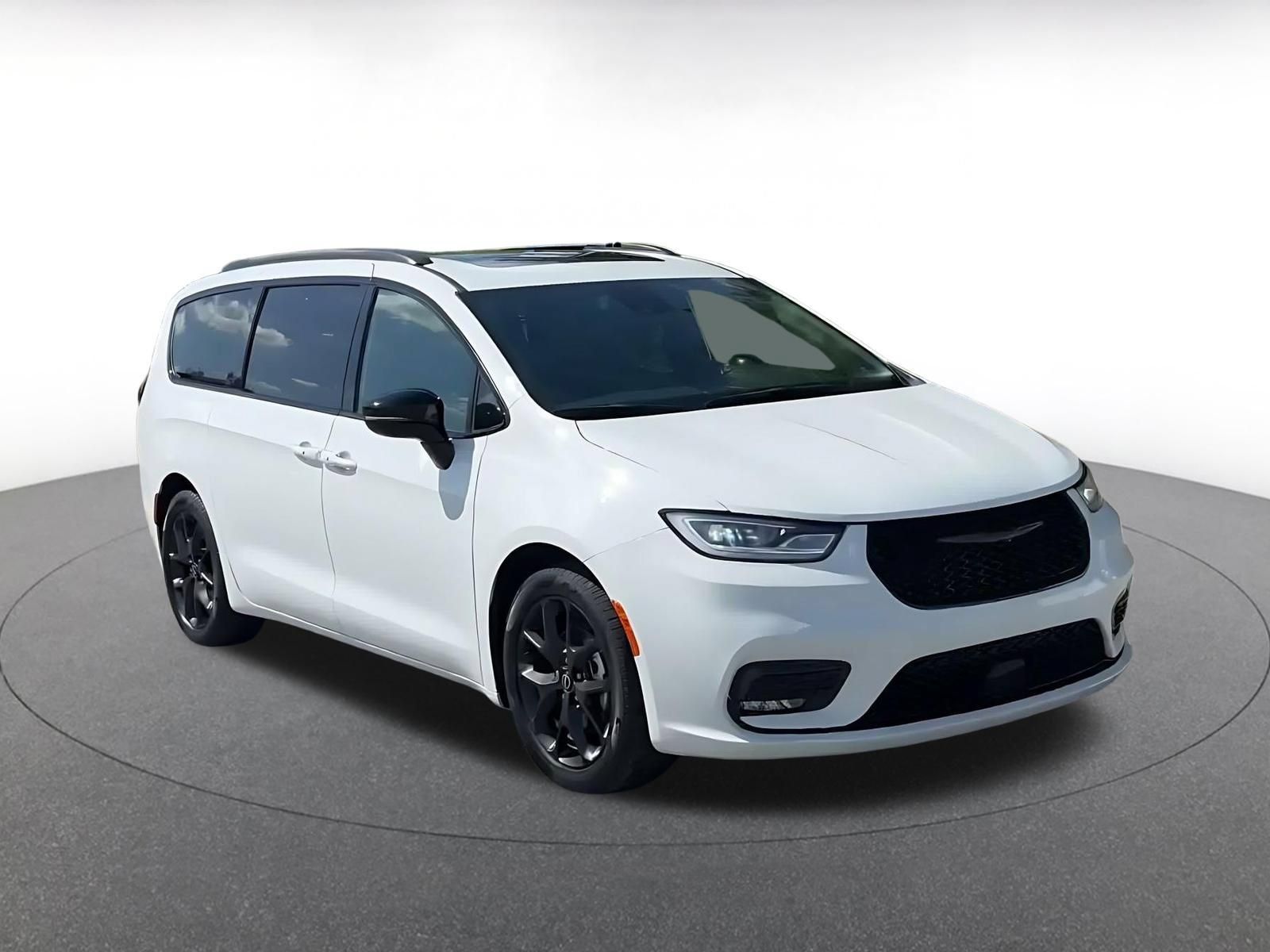 Used 2025 Chrysler Pacifica Limited FWD image 3
