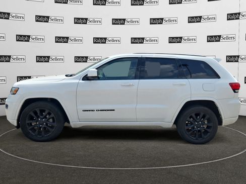 Used 2018 Jeep Grand Cherokee Altitude RWD image 3
