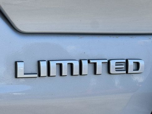 Used 2025 Jeep Grand Cherokee Limited AWD/4WD image 9