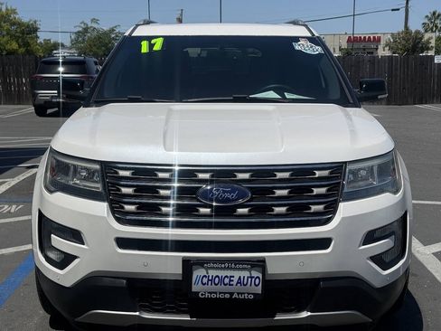 Used 2017 Ford Explorer XLT w/ Equipment Group 202A FWD image 2