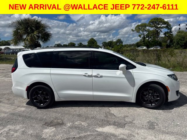 Used 2020 Chrysler Pacifica Touring-L Plus FWD image 4