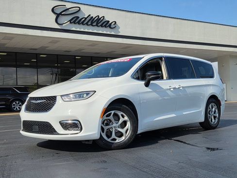 Used 2024 Chrysler Pacifica Limited FWD image 1