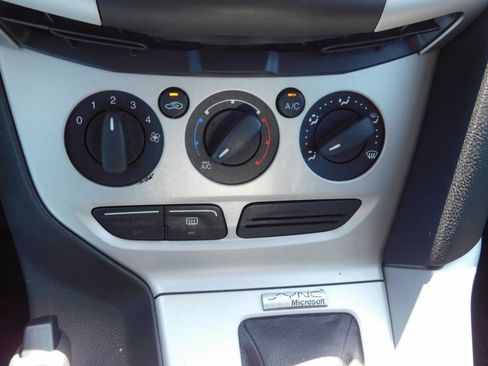 Used 2014 Ford Focus SE w/ Equipment Group 201A FWD image 12