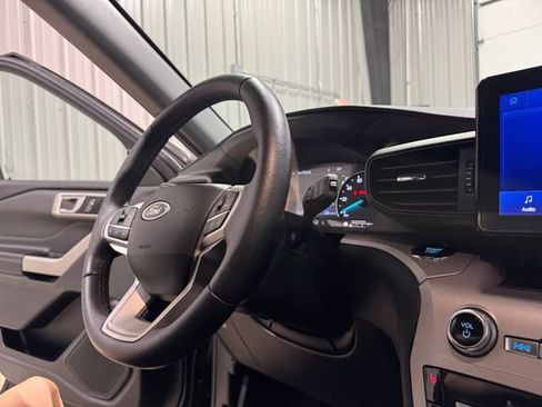 Used 2024 Ford Explorer XLT AWD/4WD image 12