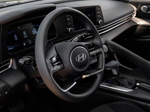 Used 2025 Hyundai Elantra SE FWD image 21