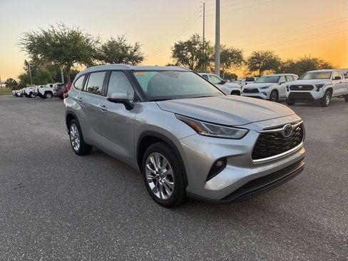Used 2023 Toyota Highlander Limited FWD image 7