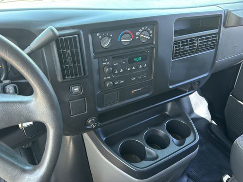 Used 2006 Chevrolet Express 1500 Passenger RWD image 11