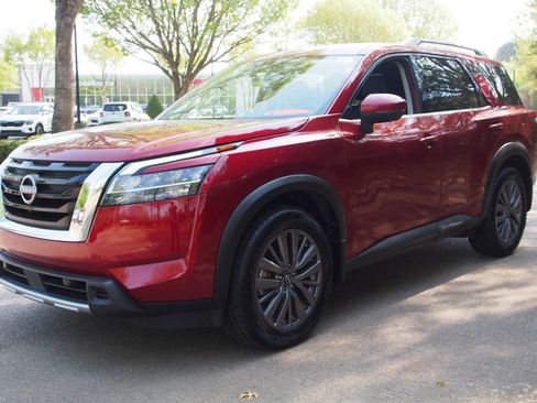 Used 2024 Nissan Pathfinder SL w/ SL Premium Package image 3