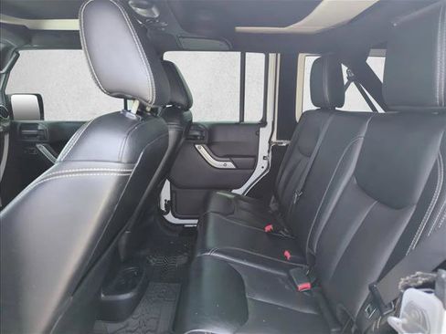 Used 2017 Jeep Wrangler Unlimited Rubicon w/ Cold Weather Group AWD/4WD image 17