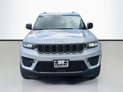 Used 2023 Jeep Grand Cherokee Laredo AWD/4WD image 2