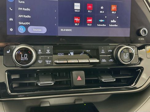 Used 2023 Toyota Highlander XLE AWD/4WD image 18