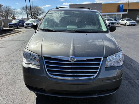 Used 2010 Chrysler Town & Country LX image 4