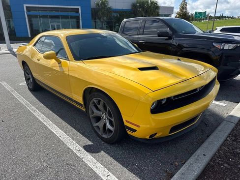 Used 2017 Dodge Challenger SXT w/ Driver Convenience Group RWD image 2