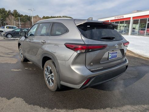 Used 2026 Toyota Highlander XLE image 3