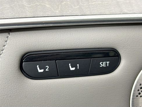 Used 2023 INFINITI QX50 Sensory image 31