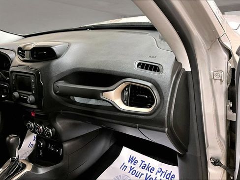 Used 2016 Jeep Renegade Latitude AWD/4WD image 17