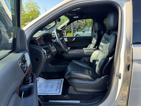 Used 2024 Lincoln Navigator Reserve AWD/4WD image 10