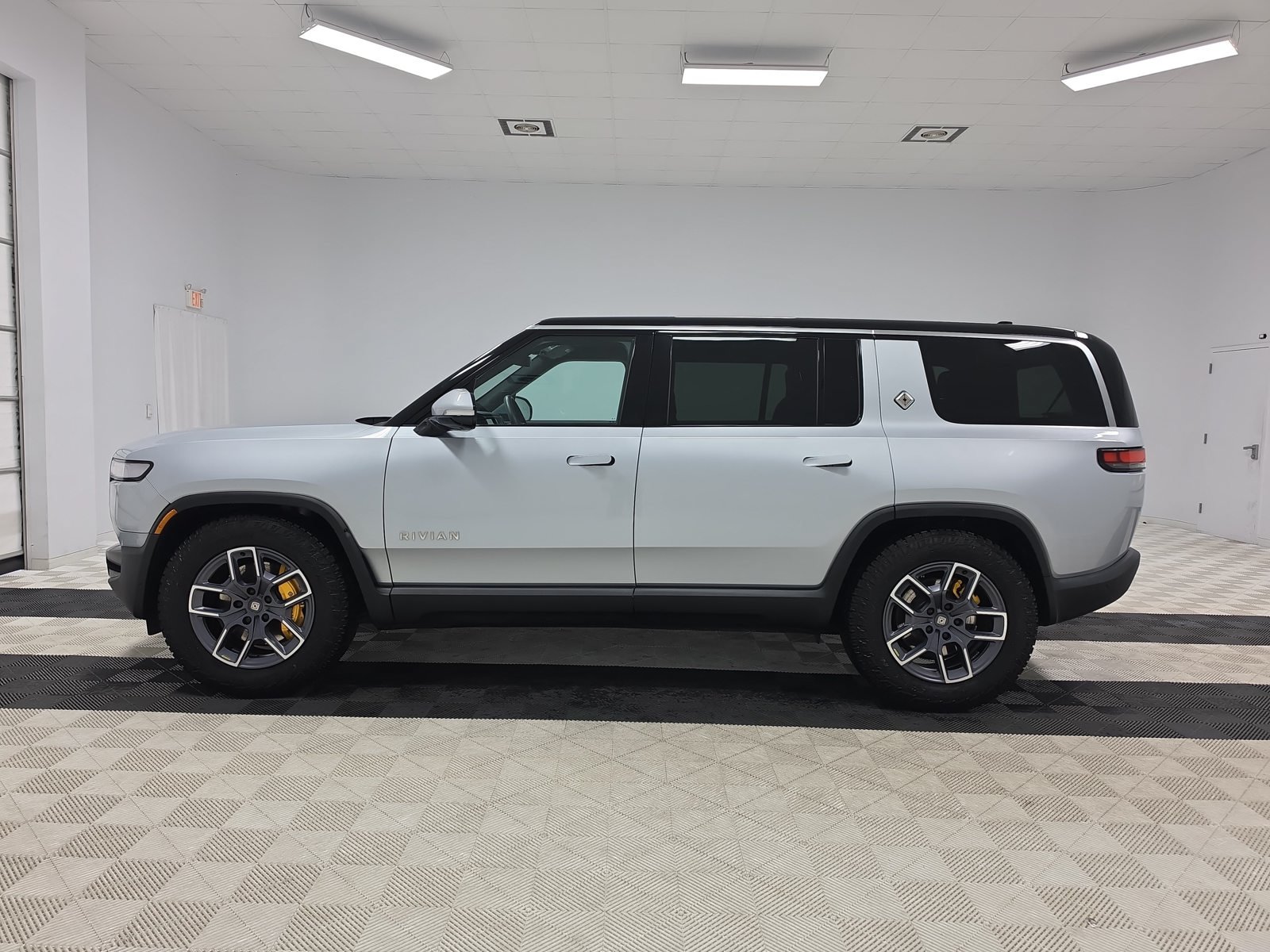 Used 2023 Rivian R1S Adventure Quad AWD/4WD image 2