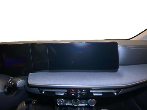Used 2025 Nissan Kicks SV AWD/4WD image 11