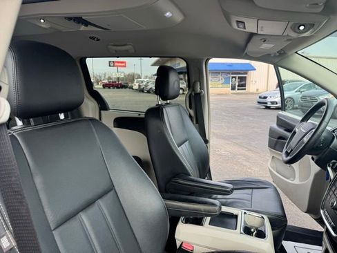Used 2016 Chrysler Town & Country Touring image 22