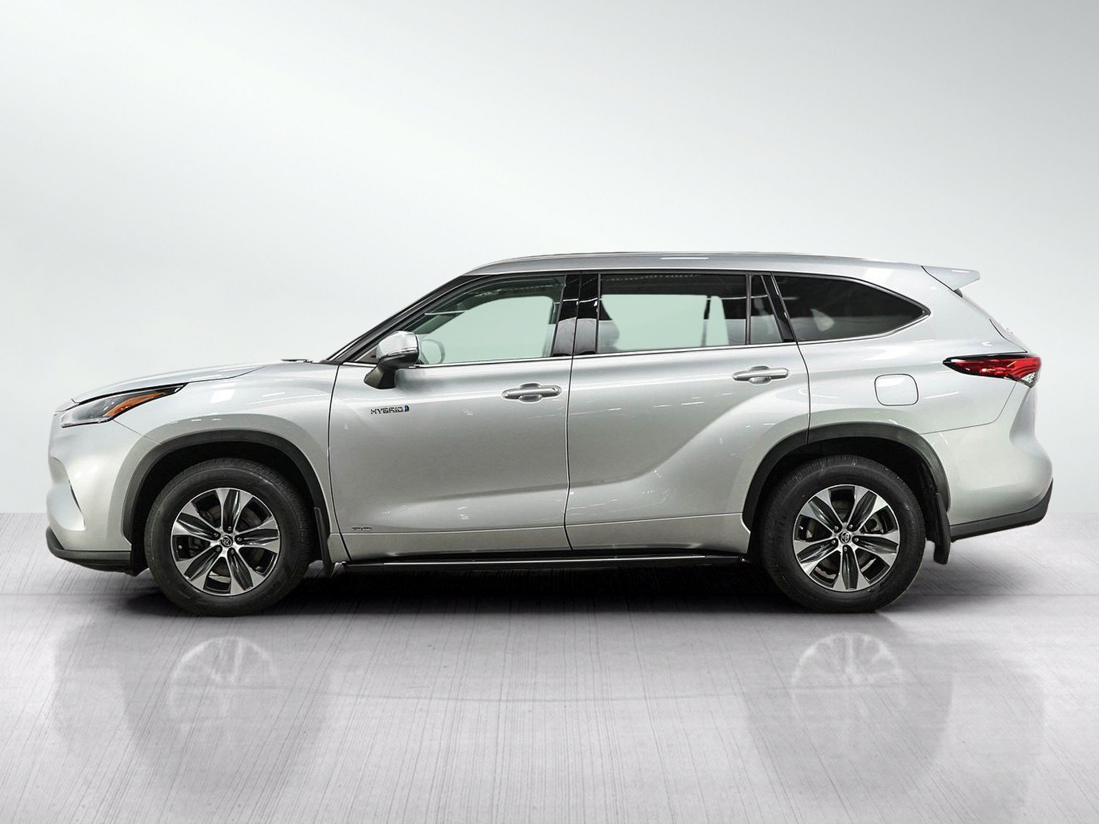 Used 2021 Toyota Highlander XLE AWD/4WD image 2