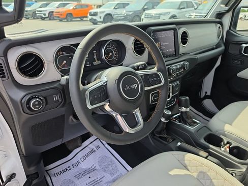 Used 2023 Jeep Gladiator Overland AWD/4WD image 18