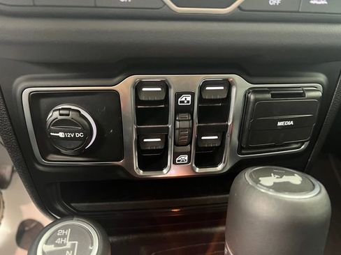 Used 2025 Jeep Wrangler Sahara image 40