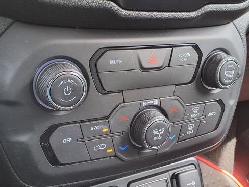 Used 2018 Jeep Renegade Limited w/ Safety & Security Group FWD image 7