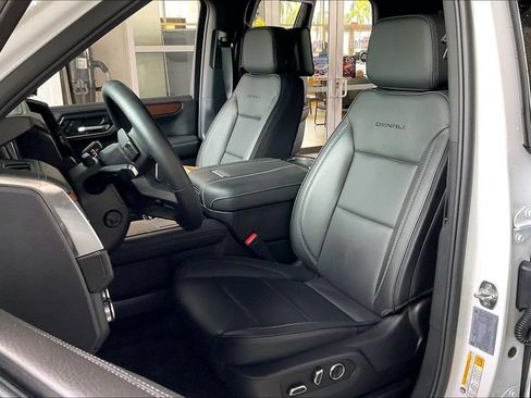 Used 2026 GMC Yukon Denali w/ Denali Reserve Package AWD/4WD image 3