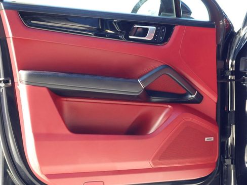 Certified 2022 Porsche Cayenne Platinum Edition image 14