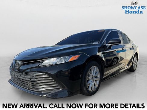 Used 2018 Toyota Camry LE FWD image 2