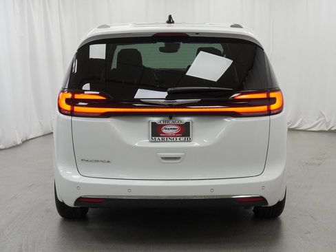 New 2026 Chrysler Pacifica Select image 10