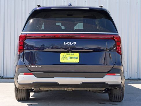 Used 2025 Kia Carnival EX image 11