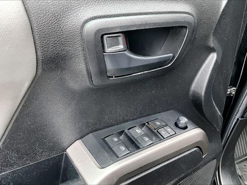 Certified 2022 Toyota Tacoma SR5 AWD/4WD image 31