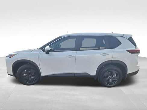 Certified 2026 Nissan Rogue SV FWD image 4