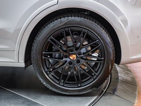 Used 2025 Porsche Cayenne E-Hybrid image 10