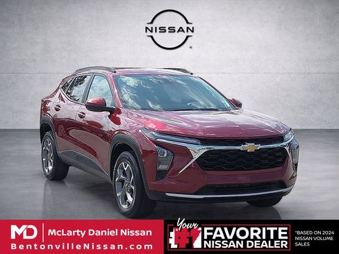 Used 2025 Chevrolet Trax LT FWD image 1