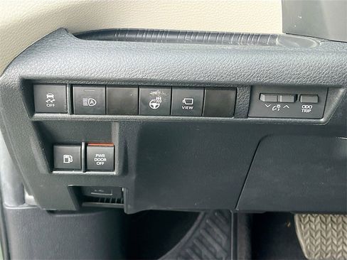 Used 2024 Toyota Sienna Platinum image 10