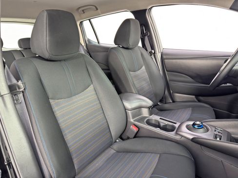 Used 2025 Nissan Leaf S image 31