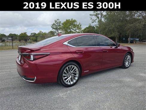 Used 2019 Lexus ES 300h w/ Accessory Package 2 image 3