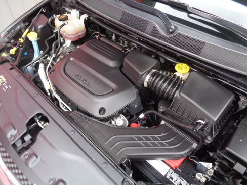 Used 2019 Chrysler Pacifica Limited image 3