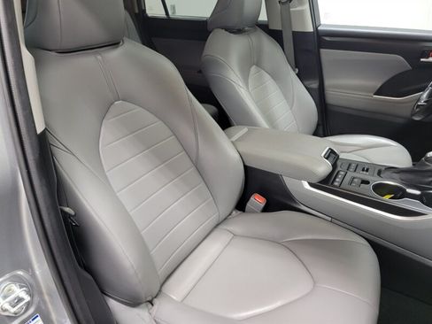 Used 2021 Toyota Highlander XLE AWD/4WD image 44