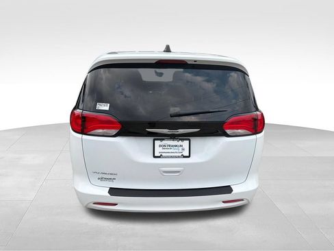 Used 2023 Chrysler Voyager LX FWD image 4