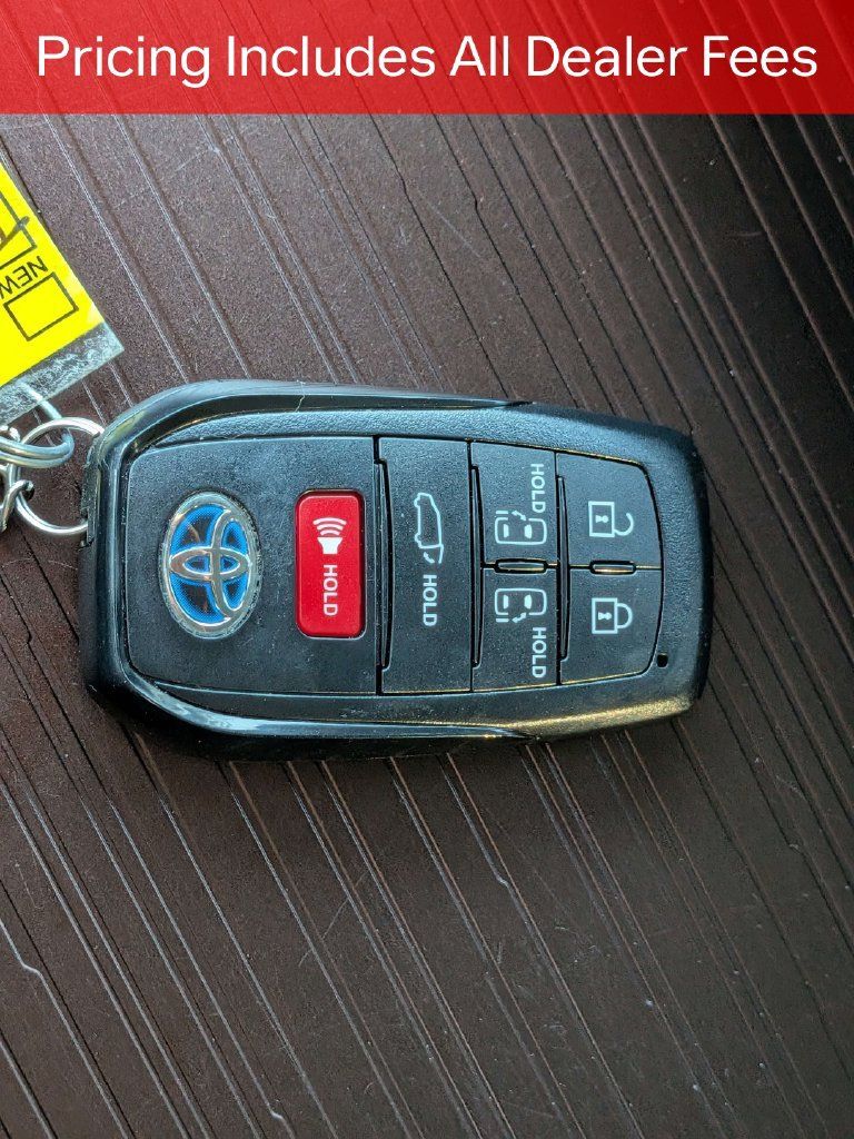 Used 2023 Toyota Sienna XLE FWD image 32