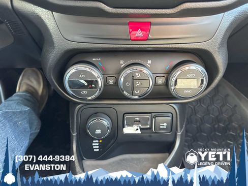 Used 2016 Jeep Renegade Latitude w/ Popular Equipment Group AWD/4WD image 28