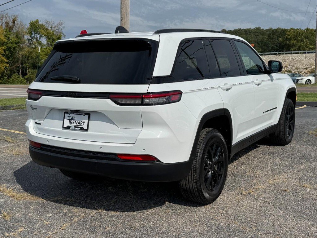 Used 2025 Jeep Grand Cherokee Altitude AWD/4WD image 3
